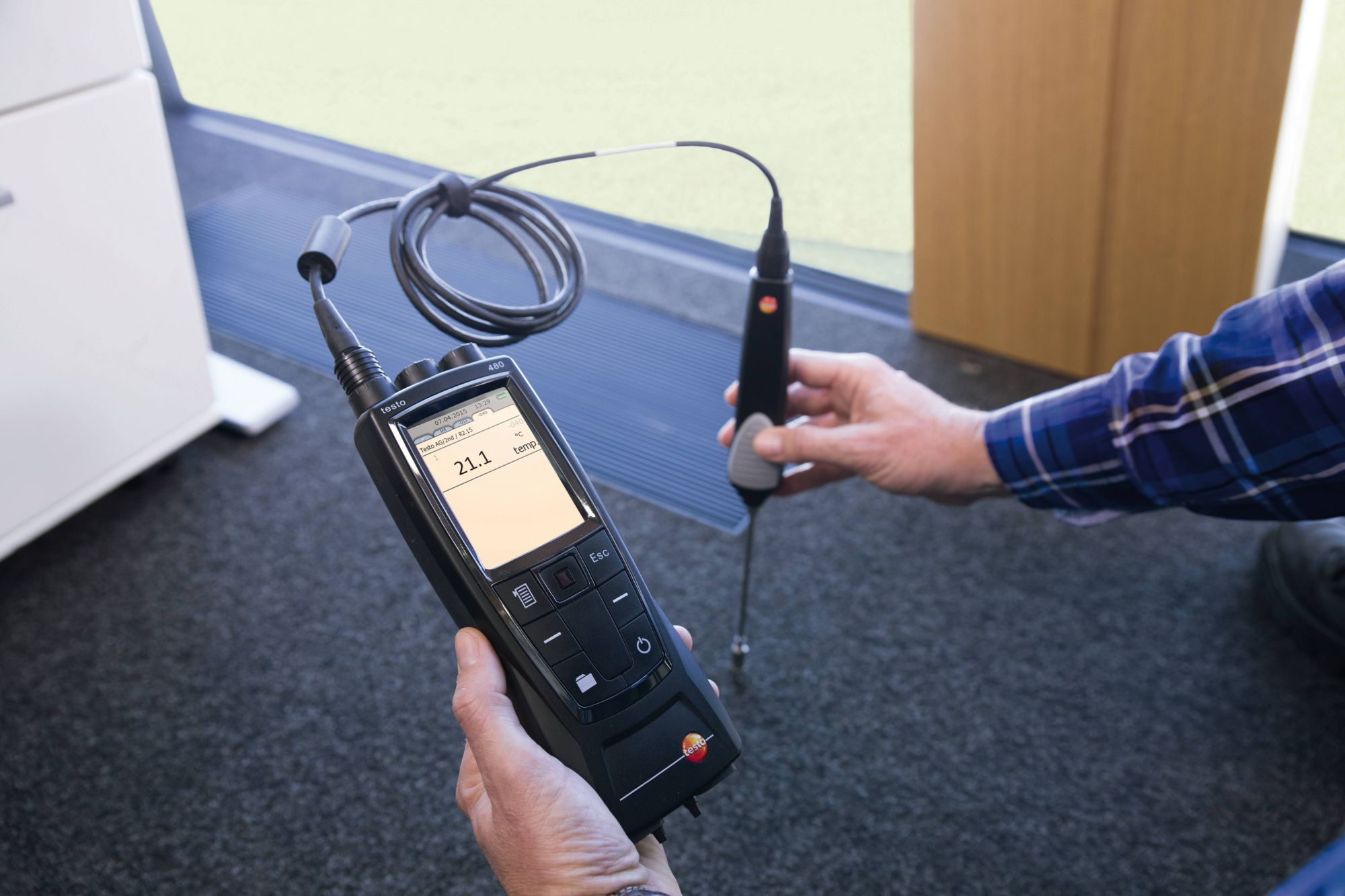 testo 480 Measurement of the air and surface temperature