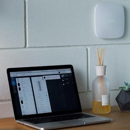 Ajax Hub Plus - интеллектуальная центральная консоль с Wi-Fi, Ethernet и поддержкой двух SIM-карт