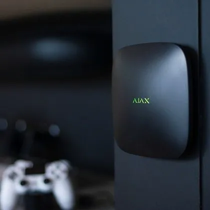 Ajax Hub Plus - интеллектуальная центральная консоль с Wi-Fi, Ethernet и поддержкой двух SIM-карт